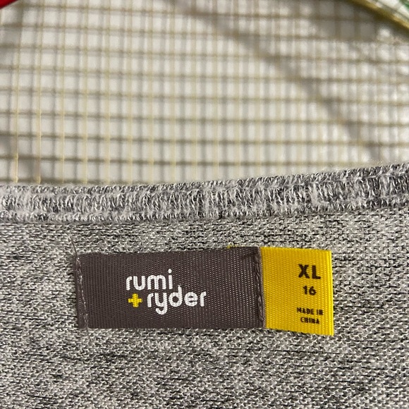 Rumi + Ryder super soft grey sweater girls size XL/16. Two front pockets - Picture 3 of 3